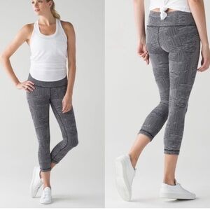 Lululemon Wunder Under Crop III in Maze Jacquard White Black Size 6